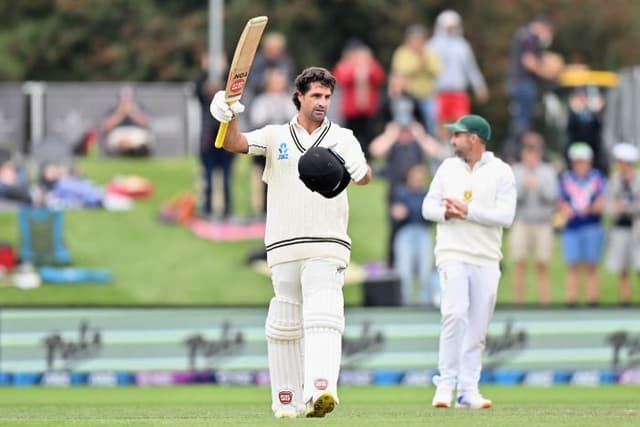 de Grandhomme ton leads NZ's fightback