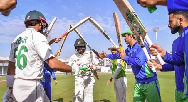 Guard of Honor for Azhar Ali as he leaves the field for the last time